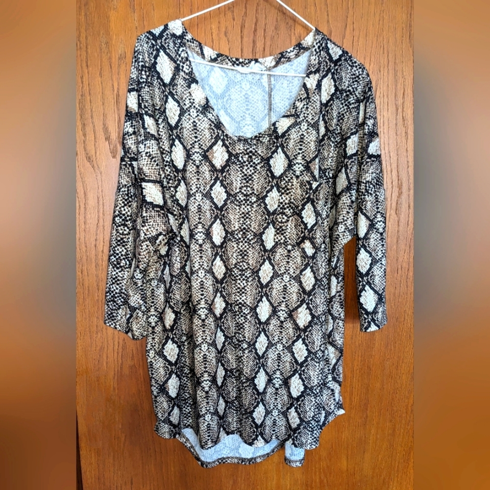 Stich and‎ Knot Snakeskin Pattern Tunic, size L